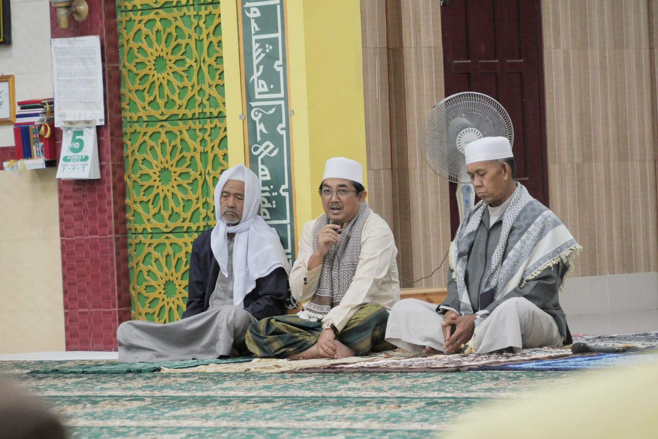 Bupati Laksanakan Shalat Subuh Berjama' ah Bersama Masyarakat  Di Masjid  Raya 